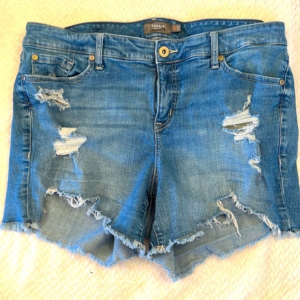 Torrid Womens High Rise Classic Denim Distressed Shorts Size 20
